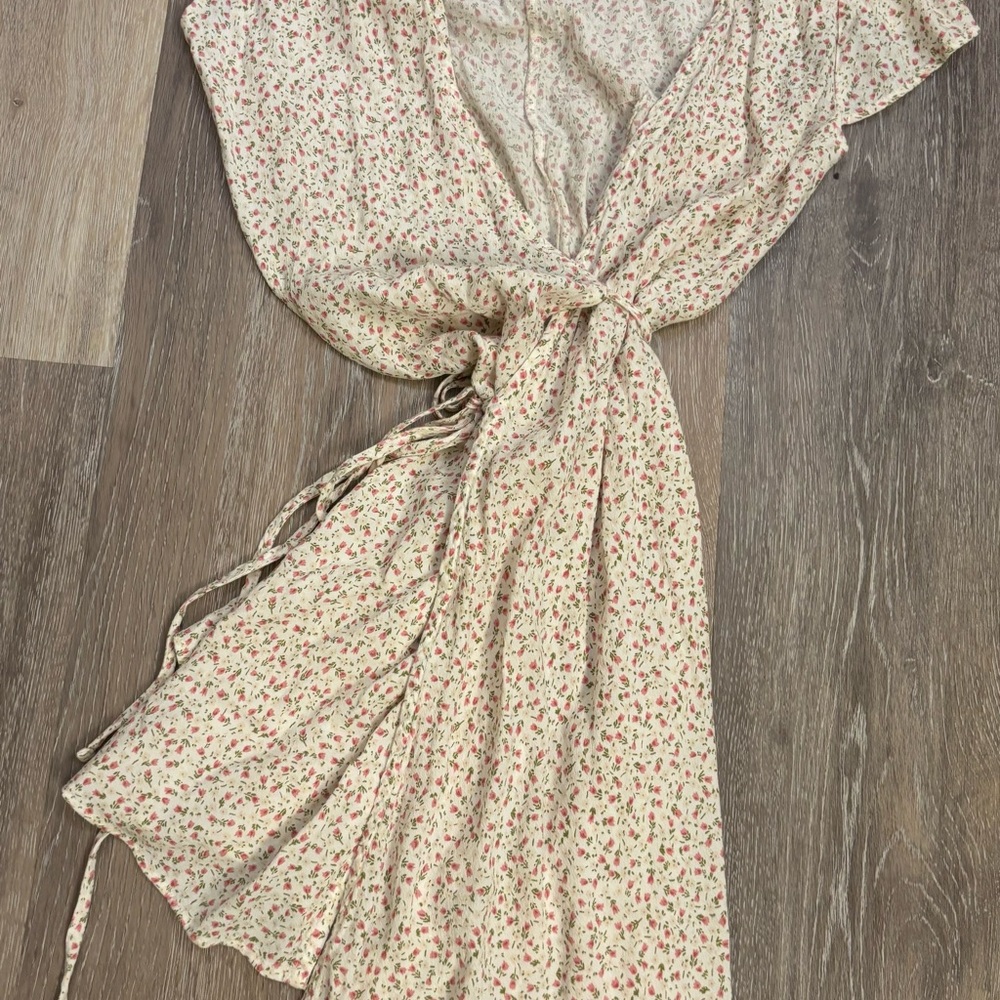 Brandy Melville White Mini Dress Chic and Timeless - Picture 4 of 4
